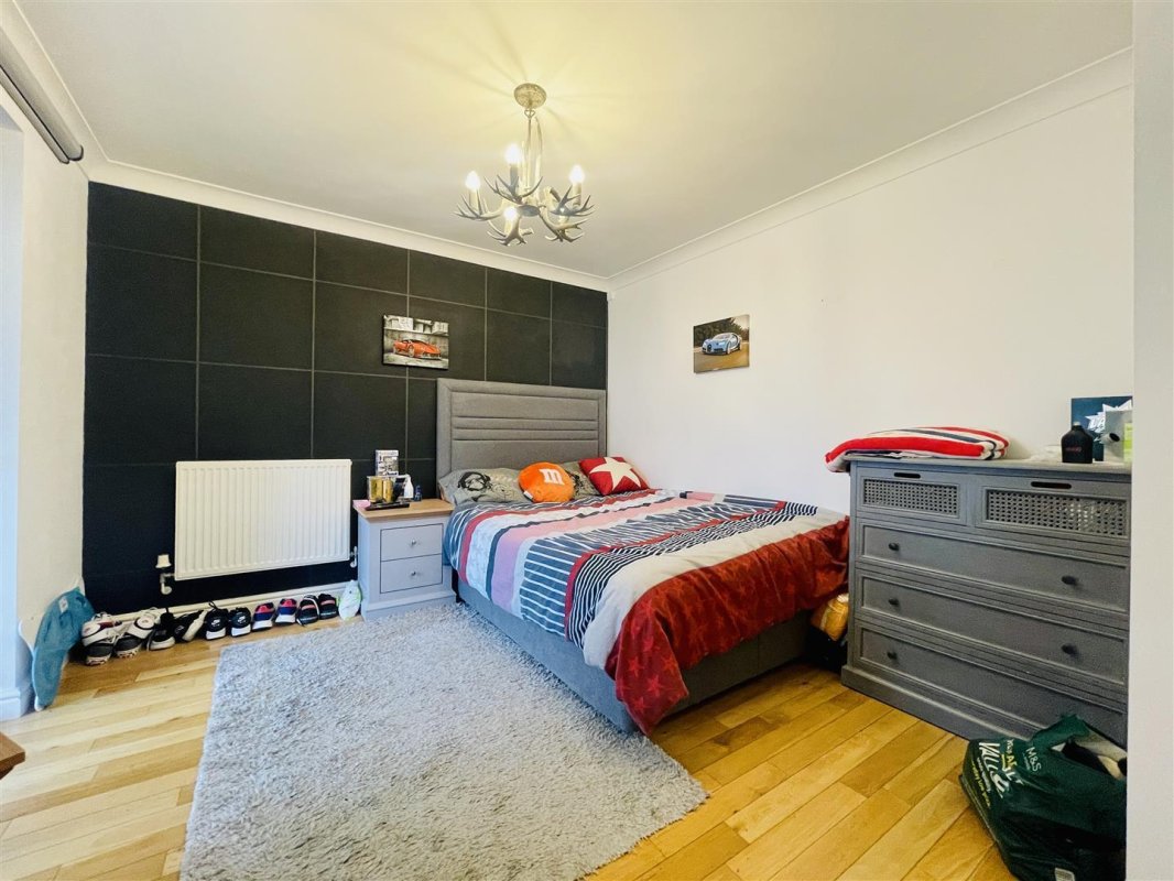 5 bedroom property for sale in Broadsword Way, Burbage Offers in the