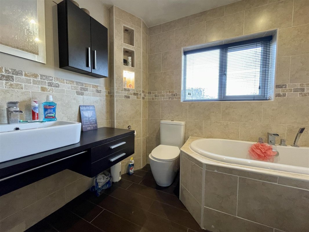 5 bedroom property for sale in Broadsword Way, Burbage Offers in the