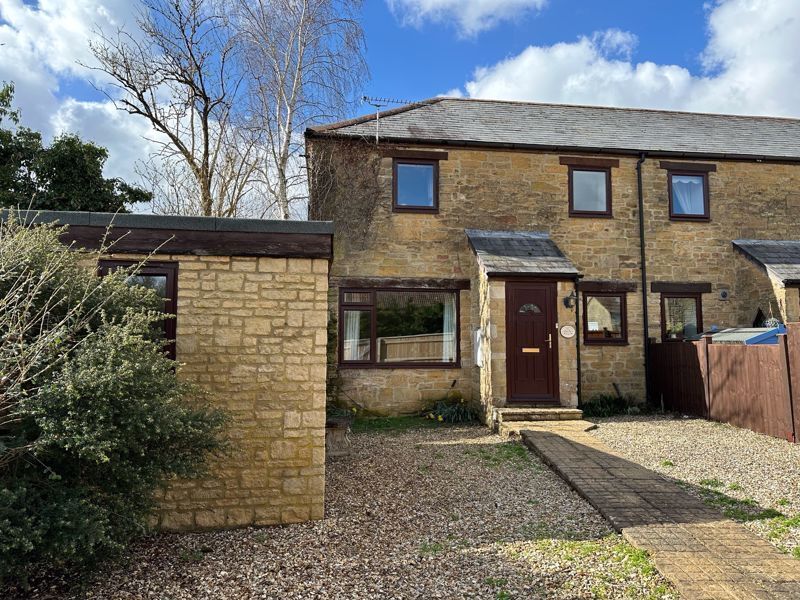 2 bedroom property for sale in Houndstone Court, Yeovil Good Starter