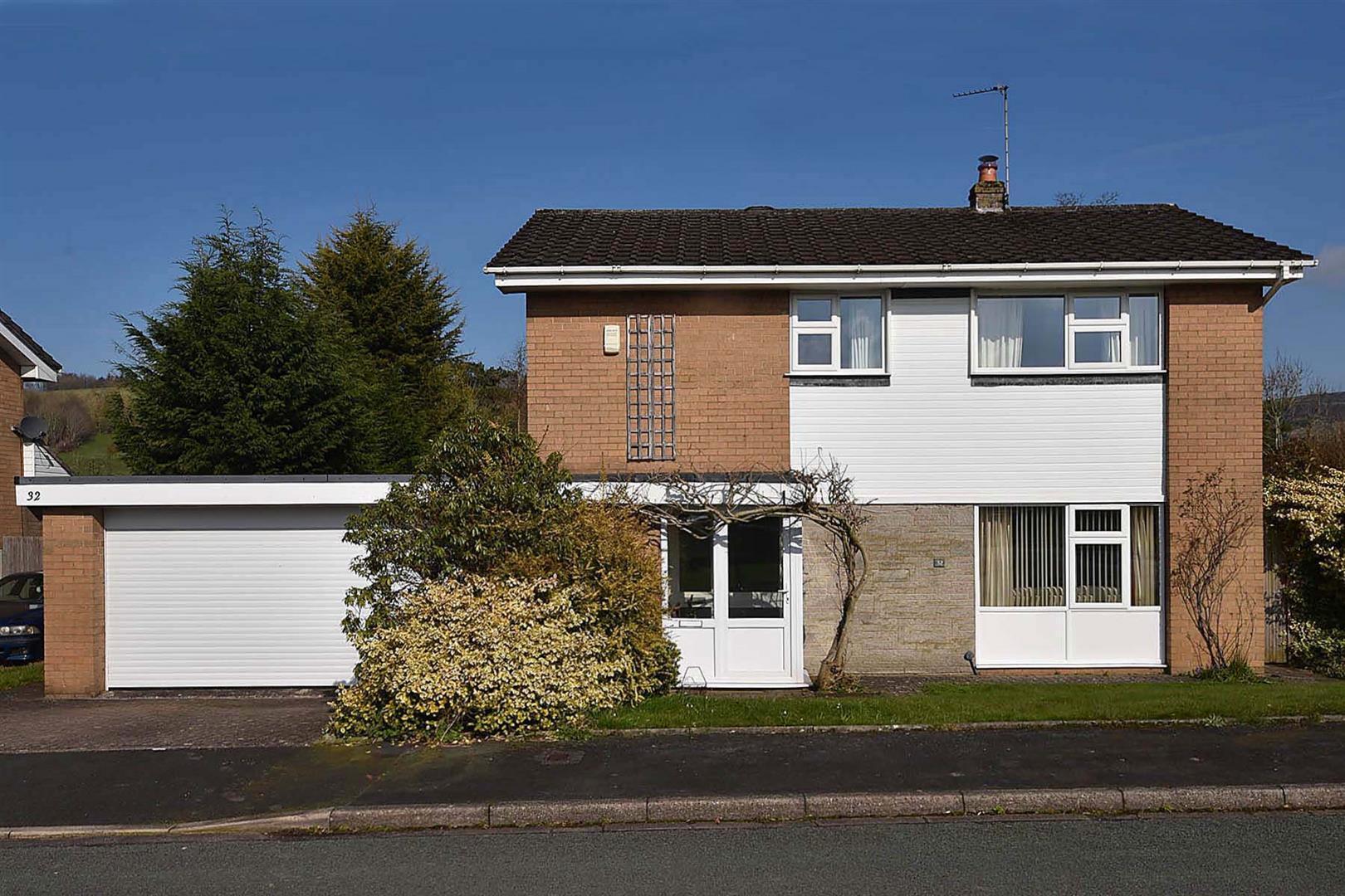 4 bedroom property for sale in Fitzwilliam Avenue, Sutton, Macclesfield