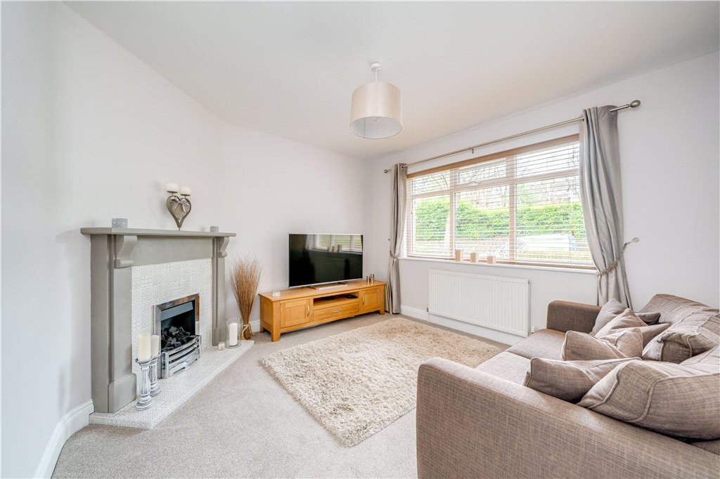 5 bedroom property for sale in Rufford Avenue, Yeadon, Leeds, LS19