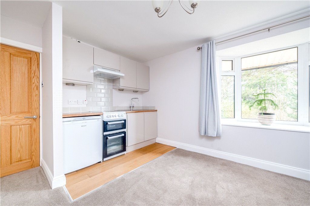 5 bedroom property for sale in Rufford Avenue, Yeadon, Leeds, LS19