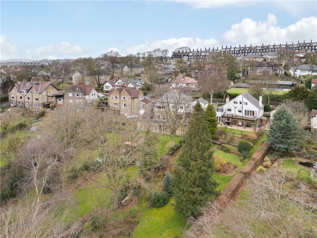 5 bedroom property for sale in Rufford Avenue, Yeadon, Leeds, LS19