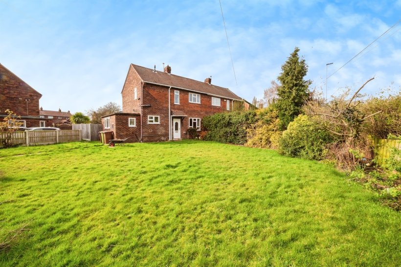 Carrgate, Kinsley, Pontefract 2 bedroom semidetached house William