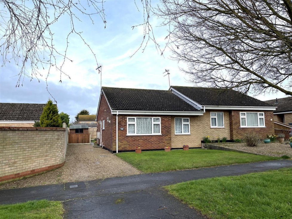 2 bedroom property for sale in Elmdale Drive, Carlton Colville