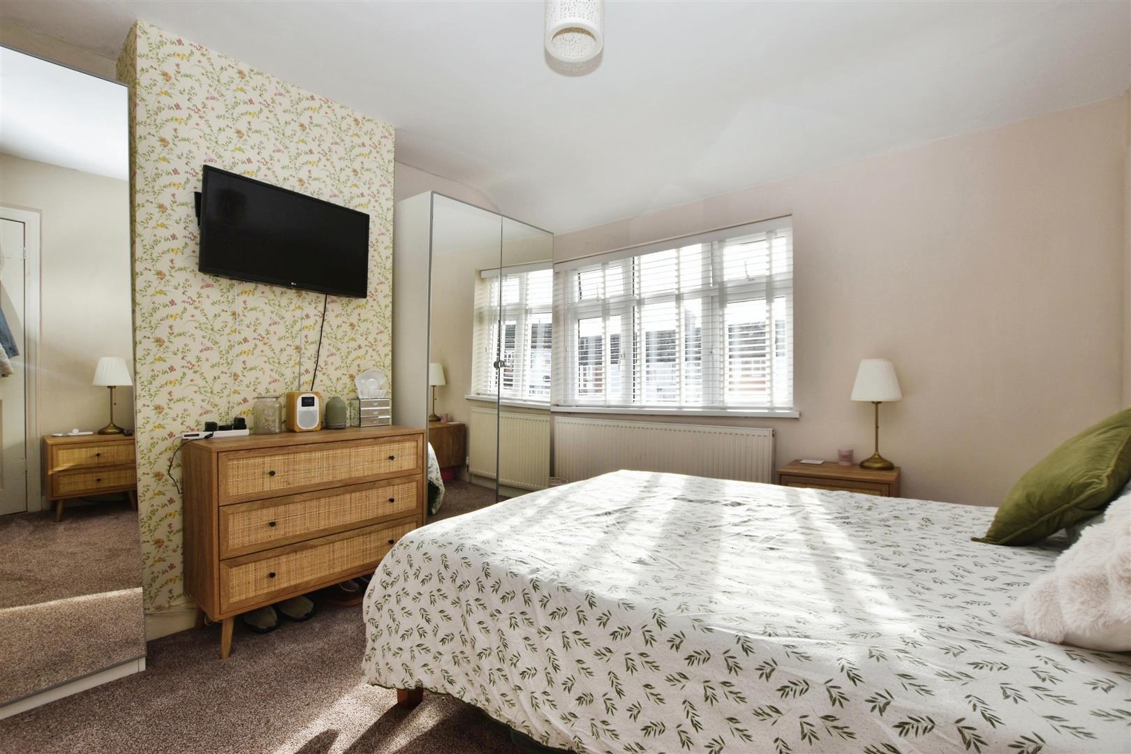 2 bedroom property for sale in Roslyn Road, Hull Offers in the region