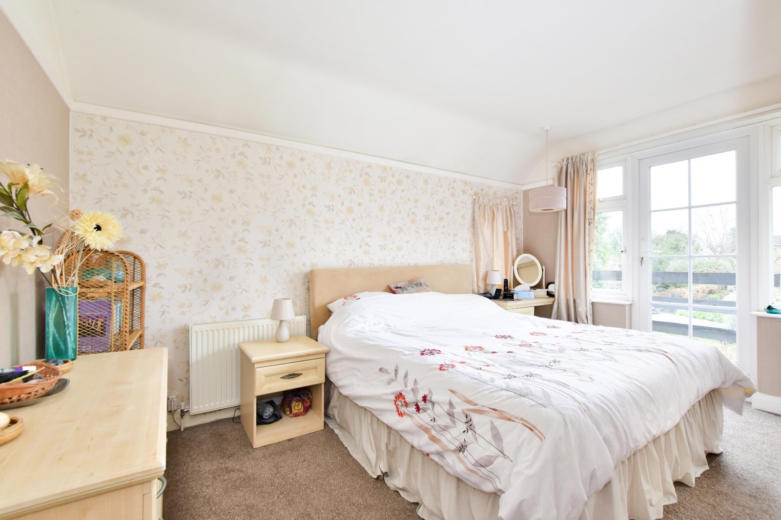 3 bedroom property for sale in Vicarage Lane, Kings Langley, Herts, WD4