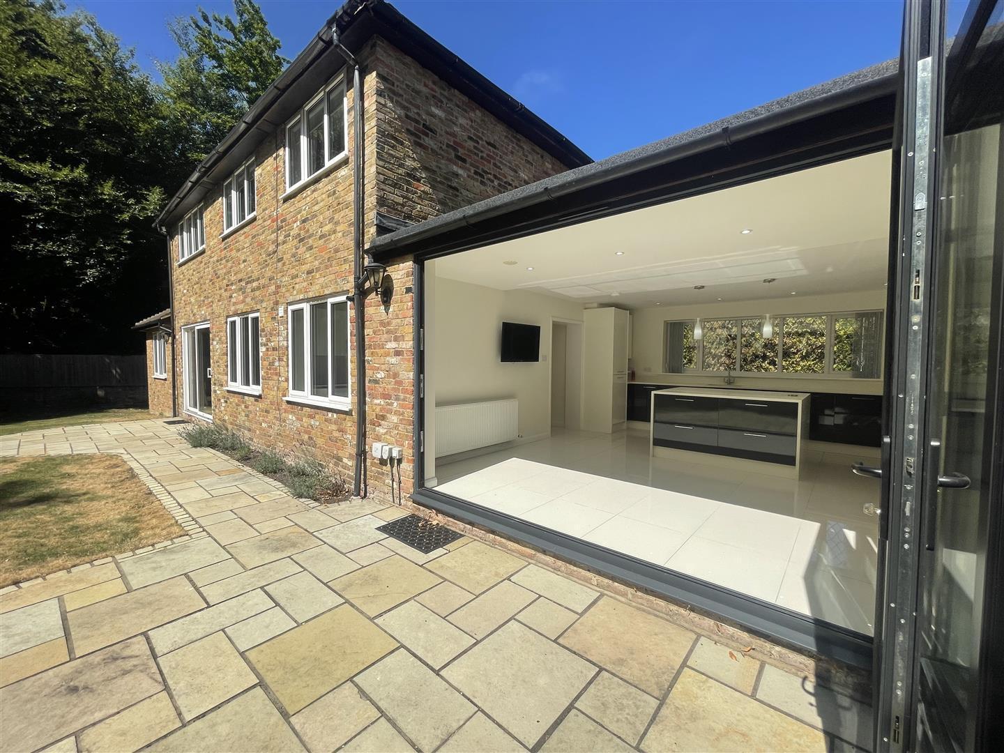 4 bedroom property to let in Chatsworth Heights, Camberley, Surrey £