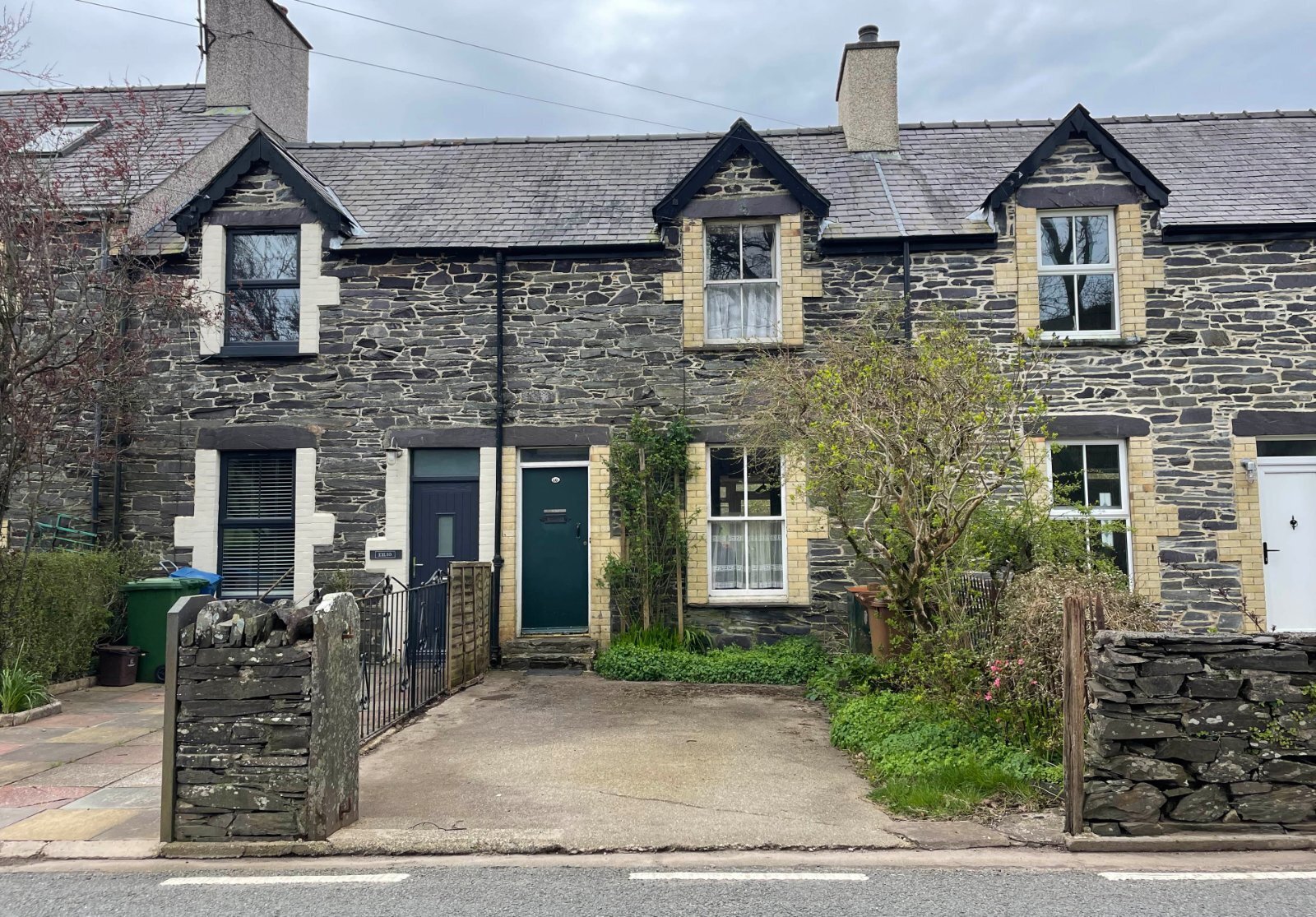 2 bedroom property for sale in Waunfawr, Caernarfon, Gwynedd, LL54 £