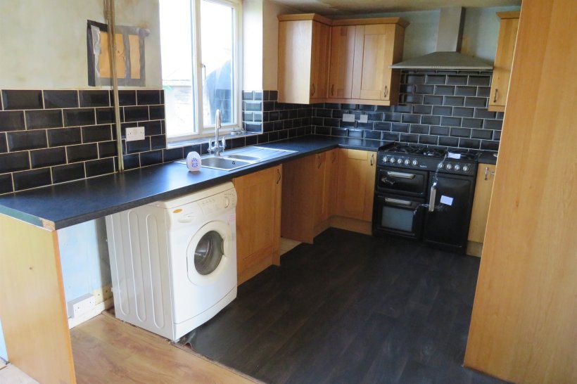 Braemor Road, Calne 3 bedroom terraced house Allen & Harris
