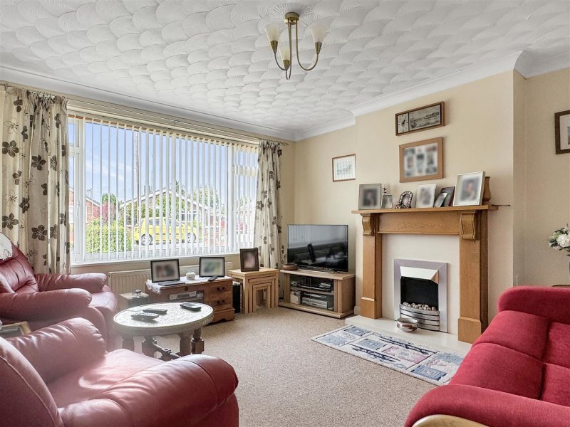 2 bedroom property for sale in Denton Drive, Lowestoft £230,000