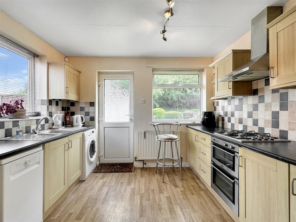 2 bedroom property for sale in Denton Drive, Lowestoft £230,000