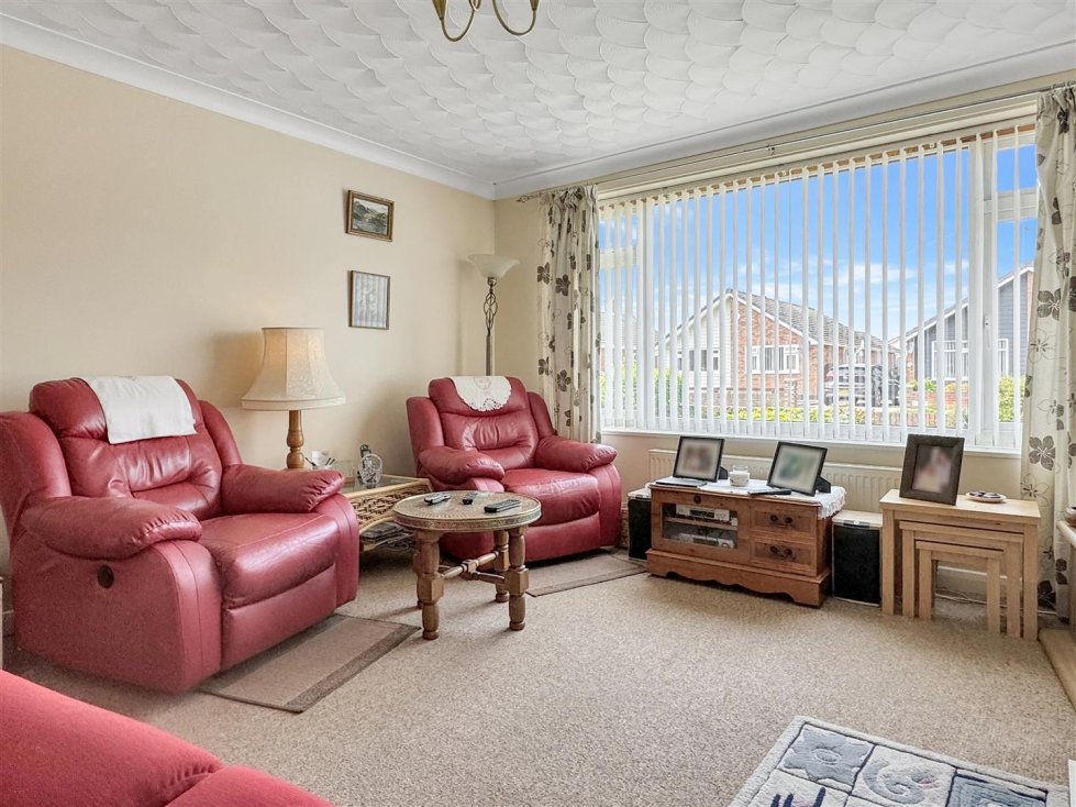 2 bedroom property for sale in Denton Drive, Lowestoft £230,000