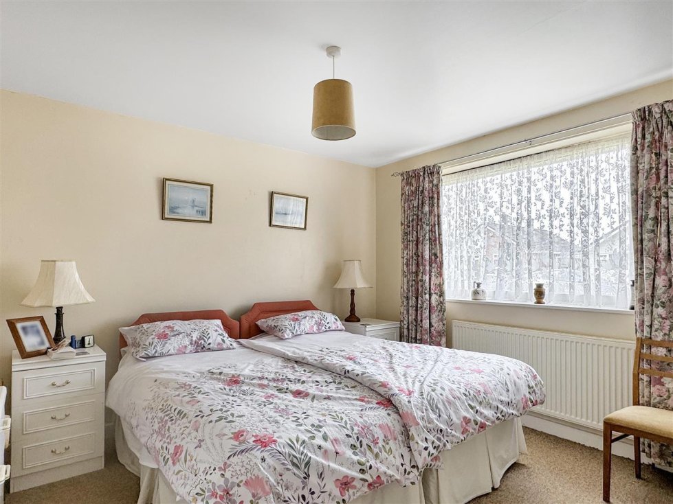 2 bedroom property for sale in Denton Drive, Lowestoft £230,000