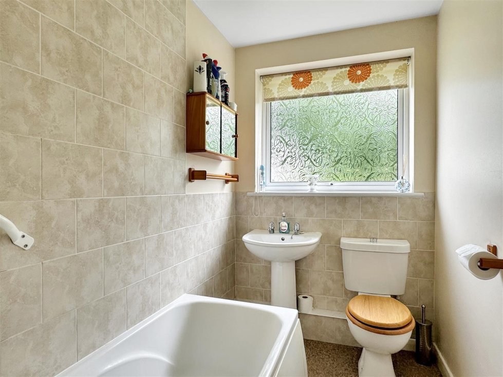 2 bedroom property for sale in Denton Drive, Lowestoft £230,000