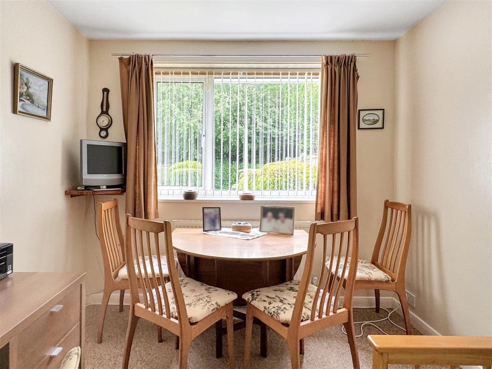 2 bedroom property for sale in Denton Drive, Lowestoft £230,000