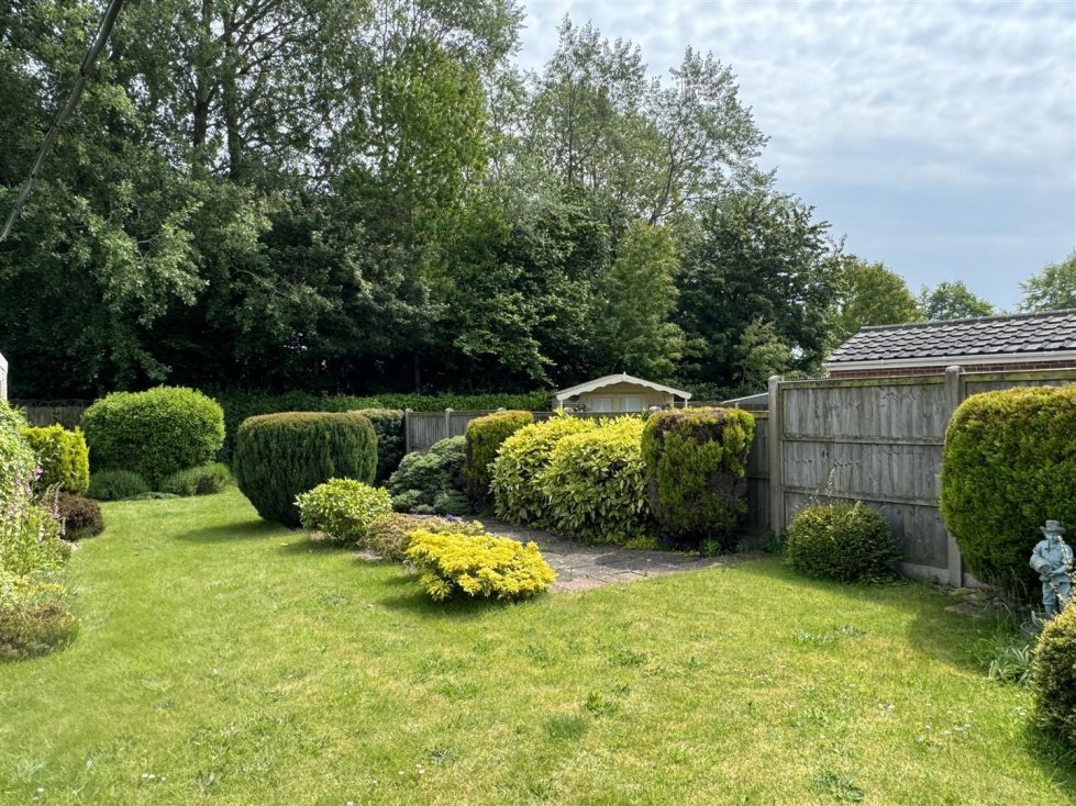 2 bedroom property for sale in Denton Drive, Lowestoft £230,000