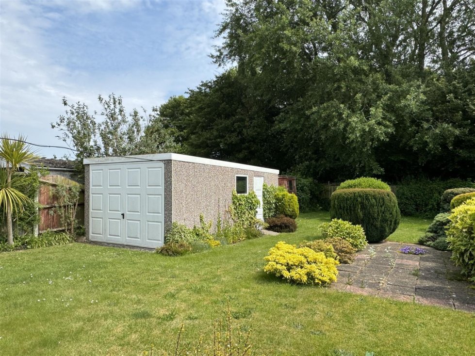 2 bedroom property for sale in Denton Drive, Lowestoft £230,000