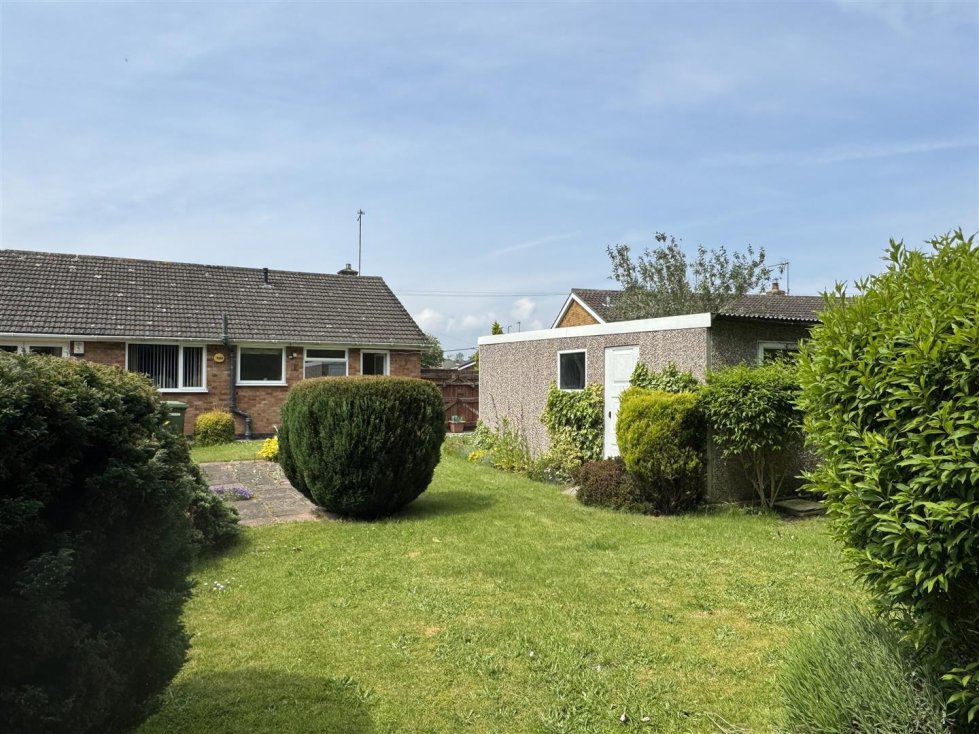 2 bedroom property for sale in Denton Drive, Lowestoft £230,000