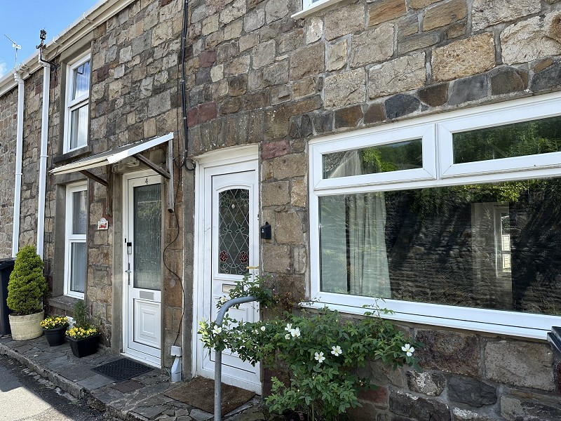 2 bedroom property for sale in Swan Lane, Ystalyfera, Swansea. £110,000