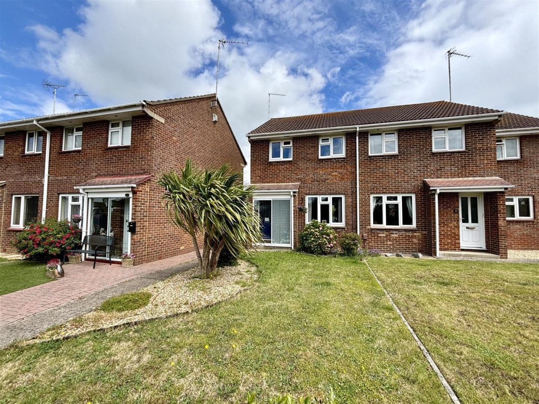 2 bedroom property for sale in Watery Lane, Upton £295,000