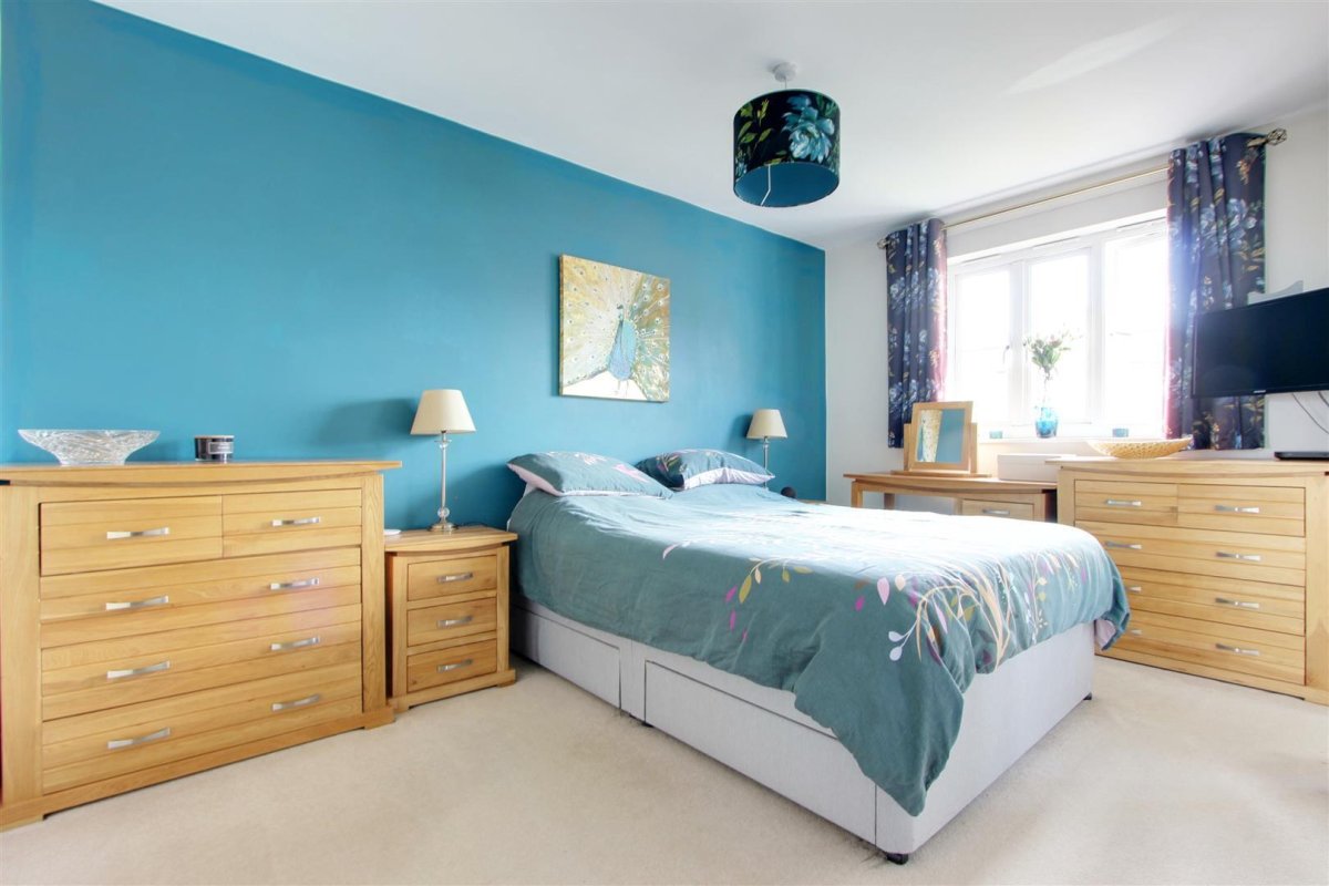 5 bedroom property for sale in Windsor Road, Pitstone, Offers in