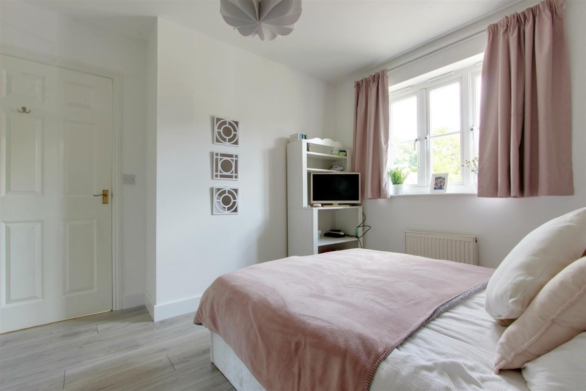 5 bedroom property for sale in Windsor Road, Pitstone, Offers in