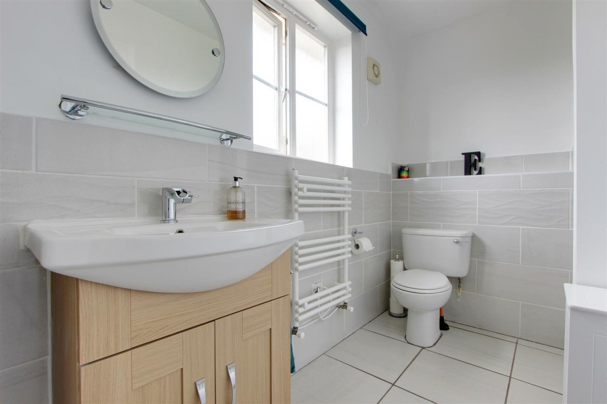 5 bedroom property for sale in Windsor Road, Pitstone, Offers in