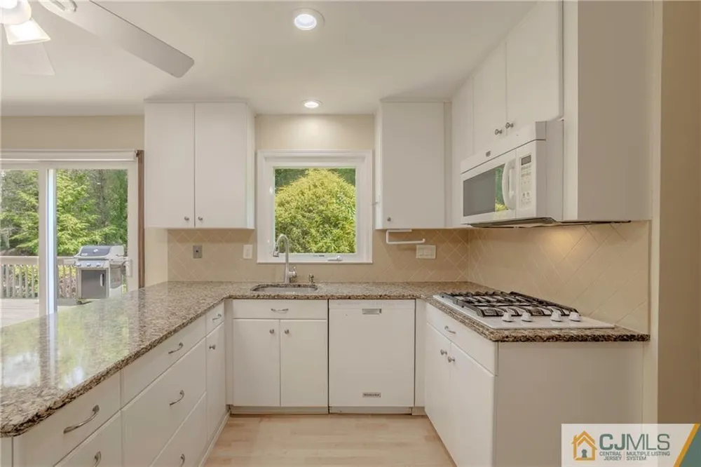 12 Candle Ln, East Brunswick, NJ 08816