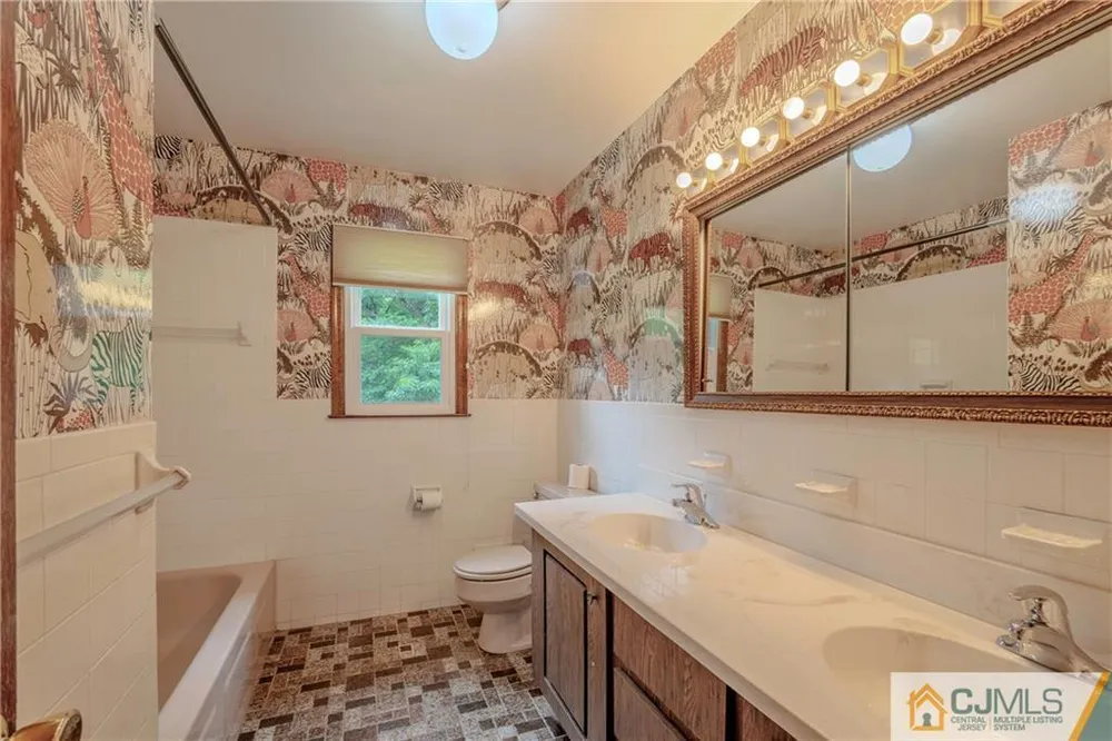 12 Candle Ln, East Brunswick, NJ 08816