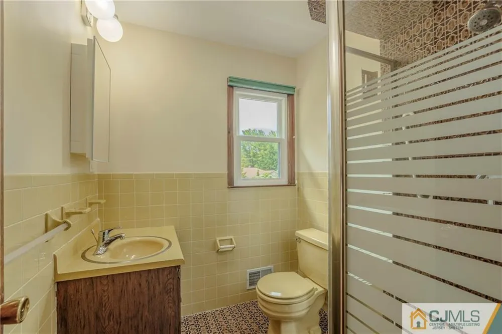 12 Candle Ln, East Brunswick, NJ 08816