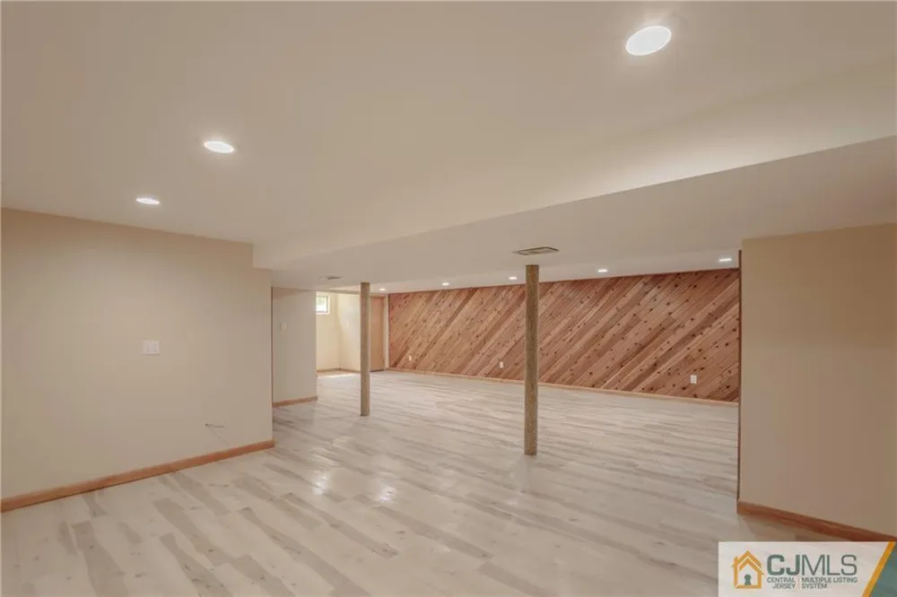 12 Candle Ln, East Brunswick, NJ 08816