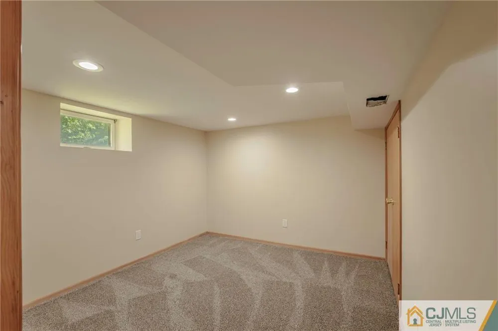 12 Candle Ln, East Brunswick, NJ 08816