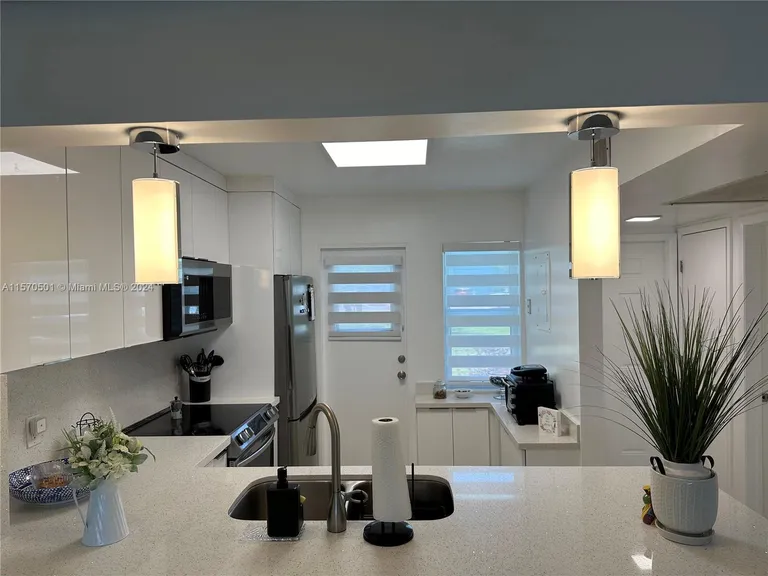 2223 Park Ln, Hollywood, FL 33021