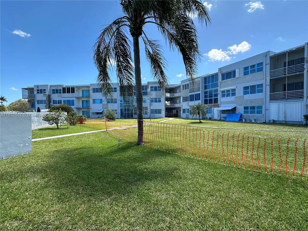 2223 Park Ln, Hollywood, FL 33021