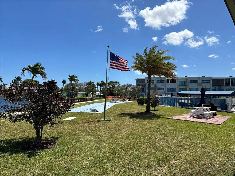 2223 Park Ln, Hollywood, FL 33021