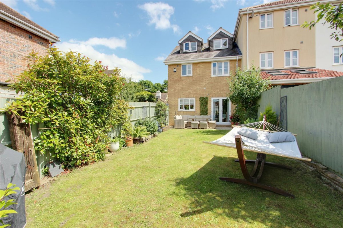 5 bedroom property for sale in Windsor Road, Pitstone, Offers in