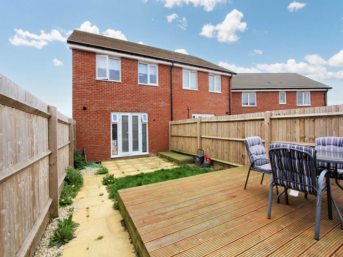 3 bedroom property to let in Railway Road, Rhoose, Vale of £1,100 pcm