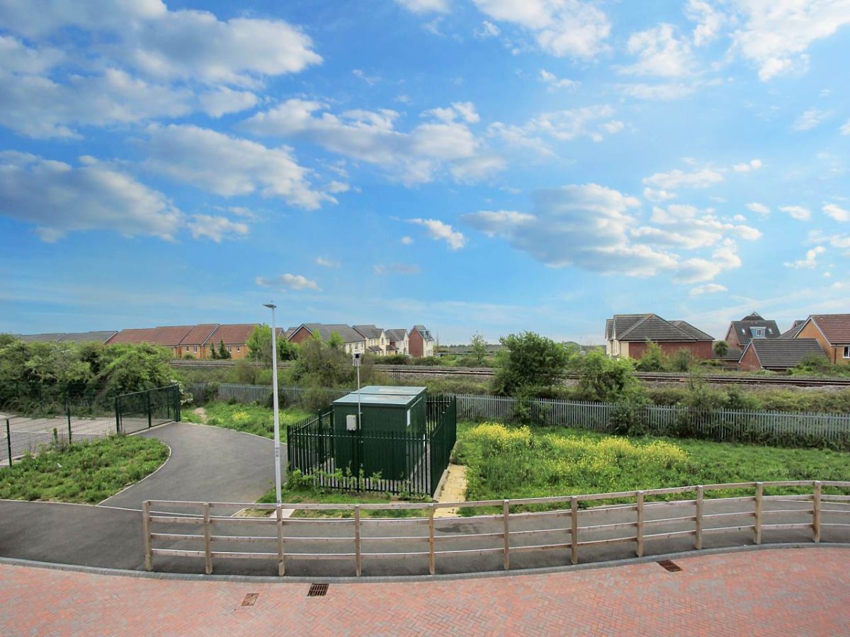 3 bedroom property to let in Railway Road, Rhoose, Vale of £1,100 pcm