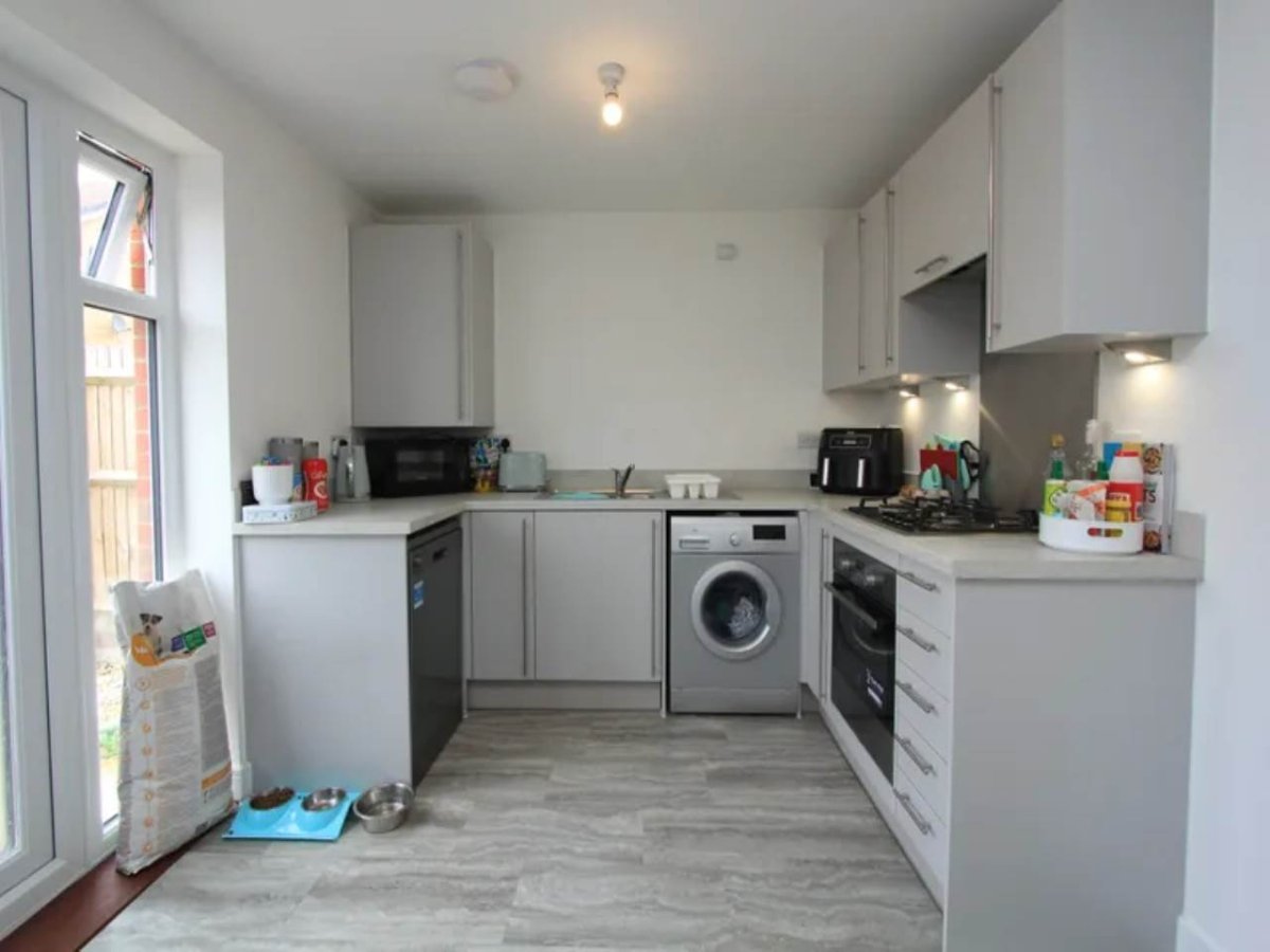 3 bedroom property to let in Railway Road, Rhoose, Vale of £1,100 pcm