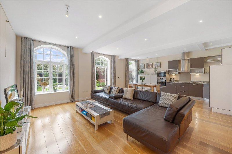 2 bedroom property for sale in Arcadian Place, Southfields, London