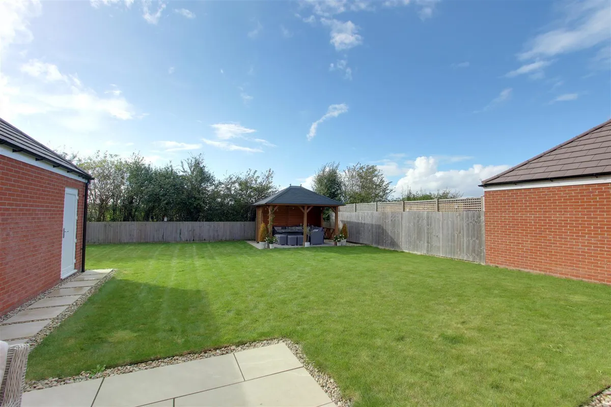 4 bedroom property for sale in Rushington Meadow, Weston Turville ...