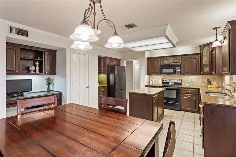 1212 Thistle Park Dr, Robinson, TX 76706