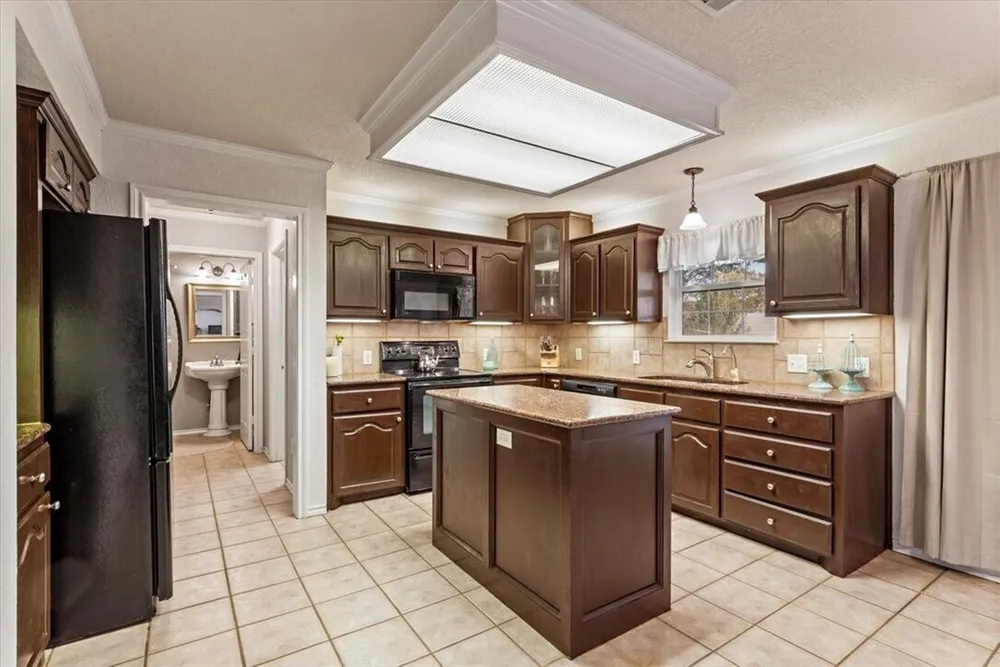 1212 Thistle Park Dr, Robinson, TX 76706