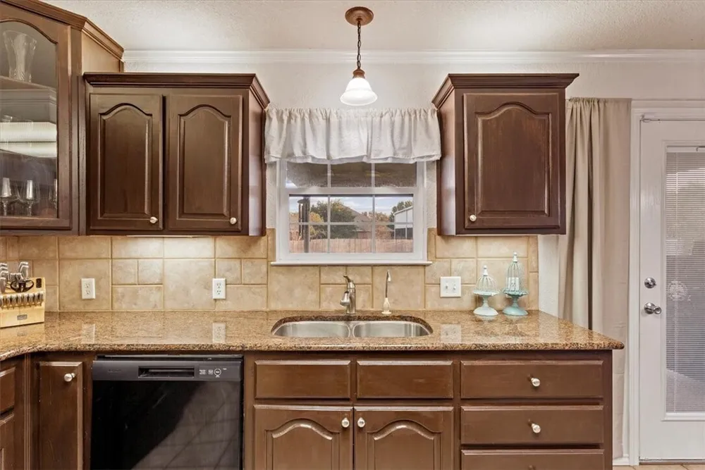 1212 Thistle Park Dr, Robinson, TX 76706