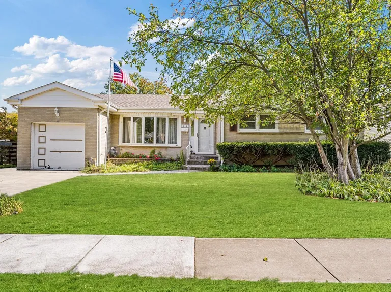 813 S School St, Mount Prospect, IL 60056