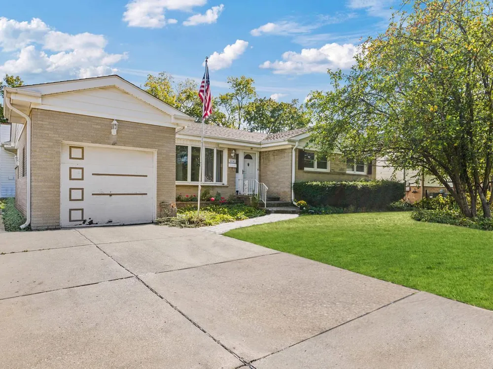 813 S School St, Mount Prospect, IL 60056