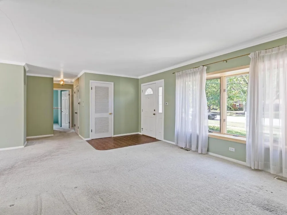 813 S School St, Mount Prospect, IL 60056