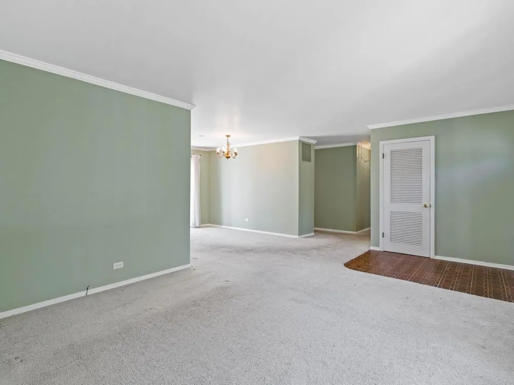813 S School St, Mount Prospect, IL 60056