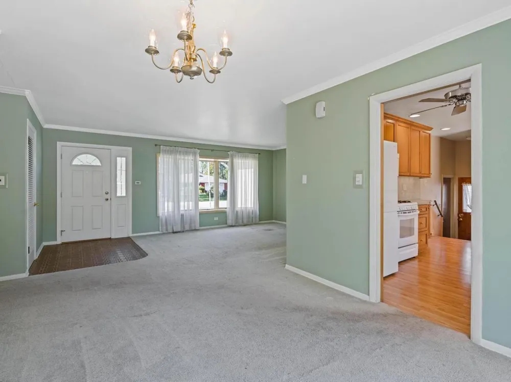 813 S School St, Mount Prospect, IL 60056
